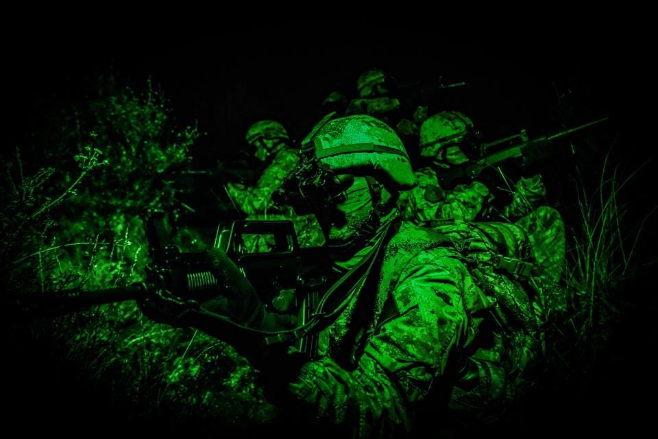 暗夜出击!侦察兵夜间战术演练