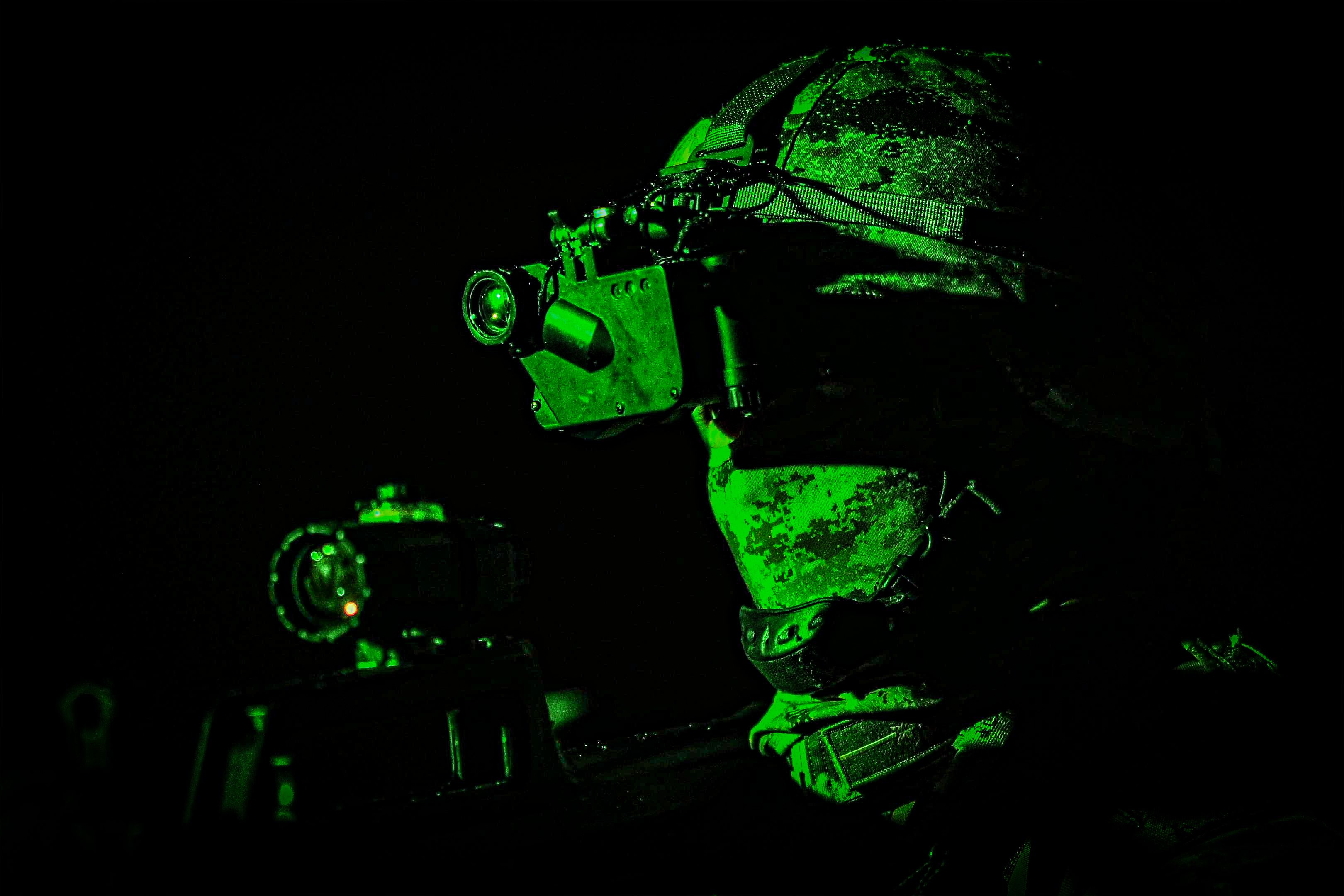 暗夜出击!侦察兵夜间战术演练