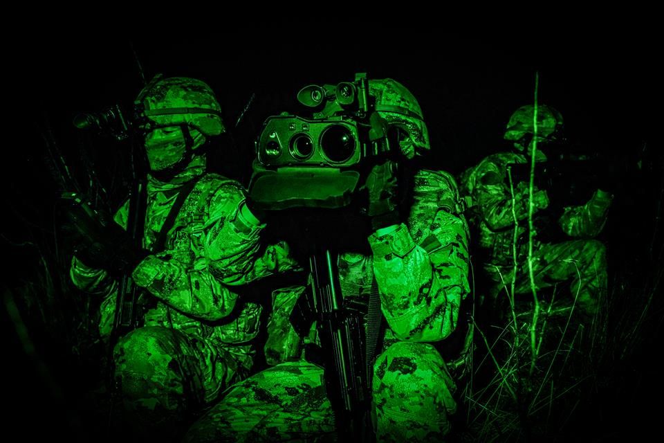 暗夜出击!侦察兵夜间战术演练