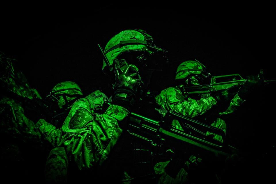 暗夜出击!侦察兵夜间战术演练